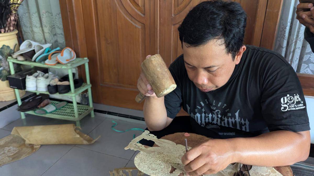 Supriyanto ASN pengrajin wayang kulit warga Dukuh Ngrini, Desa Banyudono, Kecamatan Ngariboyo Magetan. IDN Times/Riyanto.