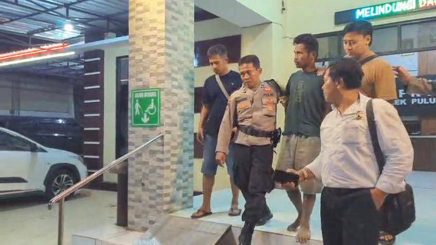 Sukar (35), anak kandung korban terduga pelaku pembunuhan saat digelandang polisi. IDN Times/Riyanto.