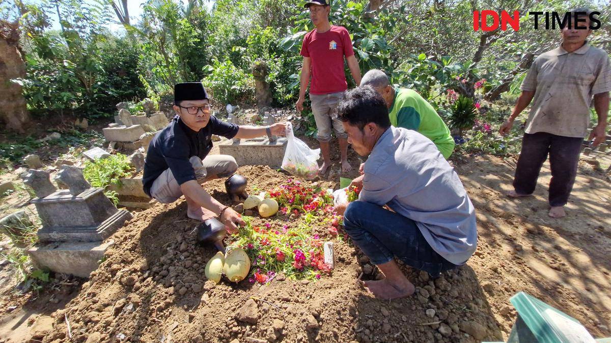 Kaseno (65) dan Sarilah (60) dimakamkan dalam satu liang lahat. IDN Times/Riyanto.