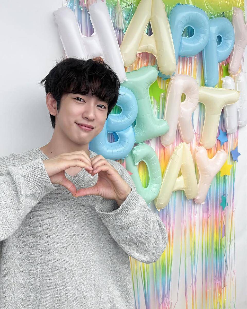 Potret Ulang Tahun Jinyoung GOT7 ke-31