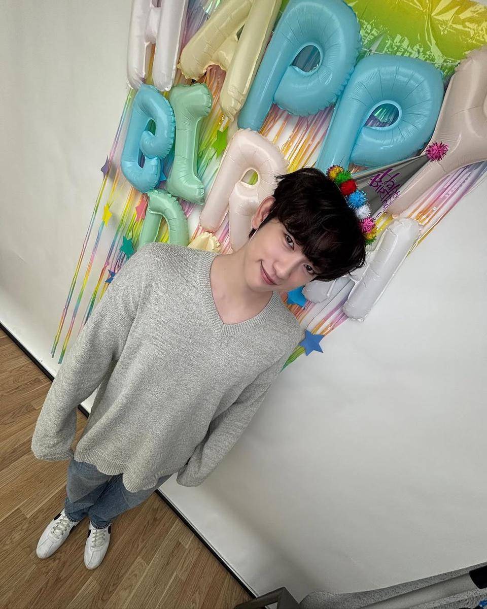 Potret Ulang Tahun Jinyoung GOT7 ke-31