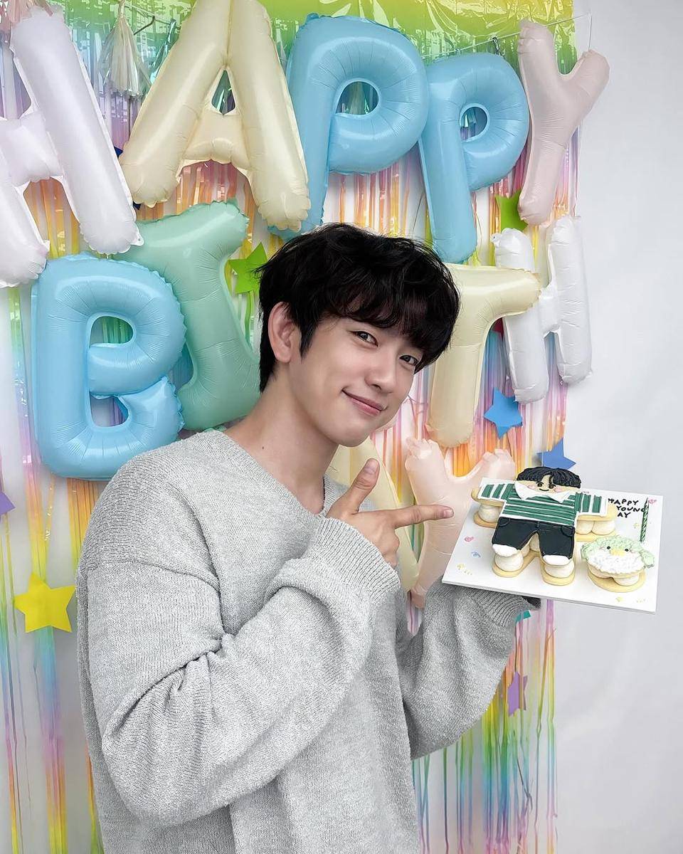 Potret Ulang Tahun Jinyoung GOT7 ke-31
