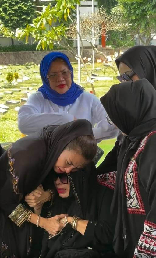 Pemakaman Ayah Liza Natalia