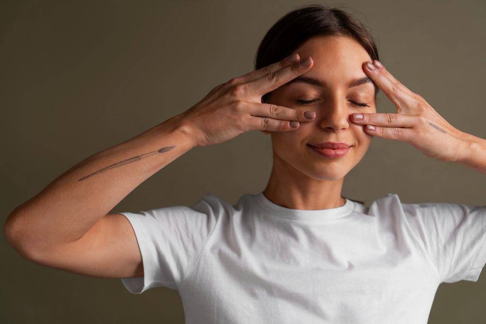 Ilustrasi face yoga (freepik.com/freepik)