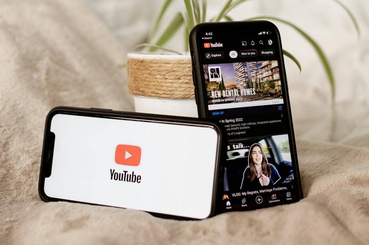 ilustrasi YouTube di smartphone 