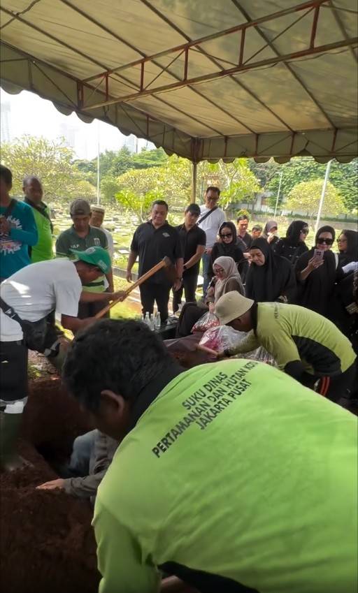 Pemakaman Ayah Liza Natalia