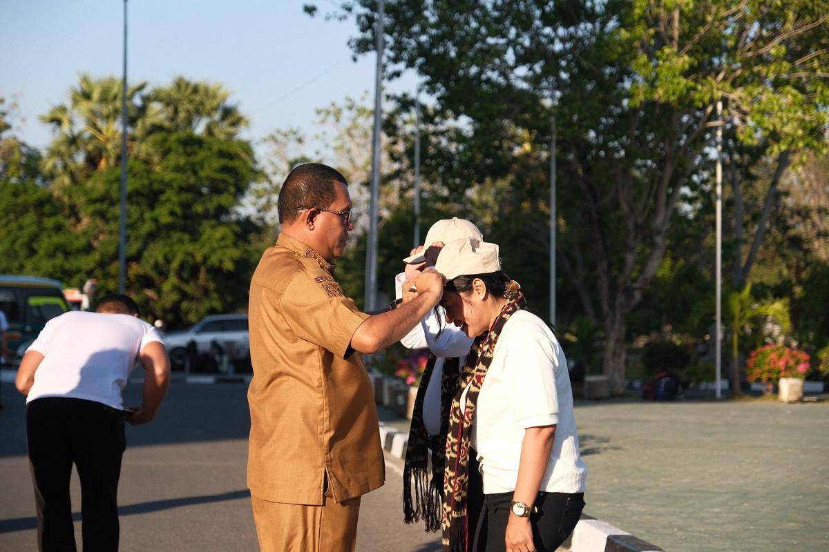 Para pejabat lingkup Pemprov NTT dilepas mengikuti retret di Unhan. (Dok Humas Setda Provinsi NTT)