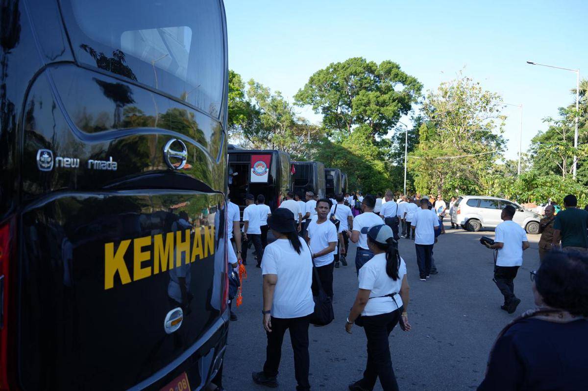 Para pejabat lingkup Pemprov NTT dilepas mengikuti retret di Unhan. (Dok Humas Setda Provinsi NTT)
