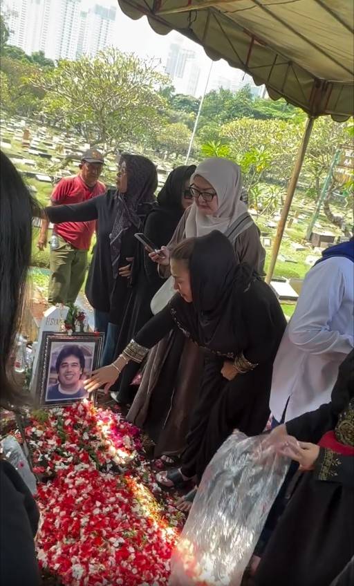 Pemakaman Ayah Liza Natalia