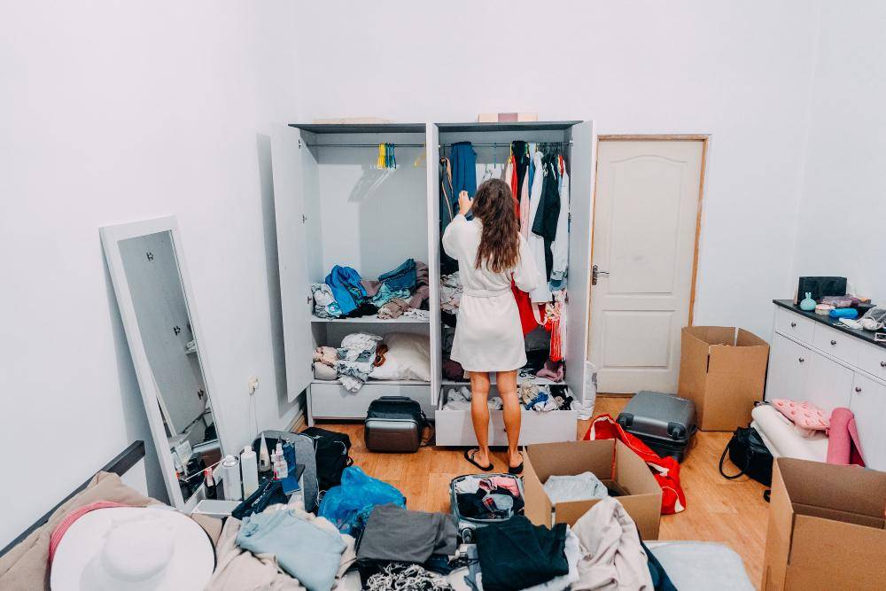 ilustrasi decluttering kamar