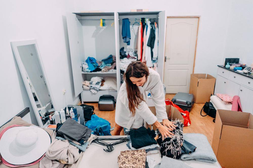 ilustrasi decluttering kamar 