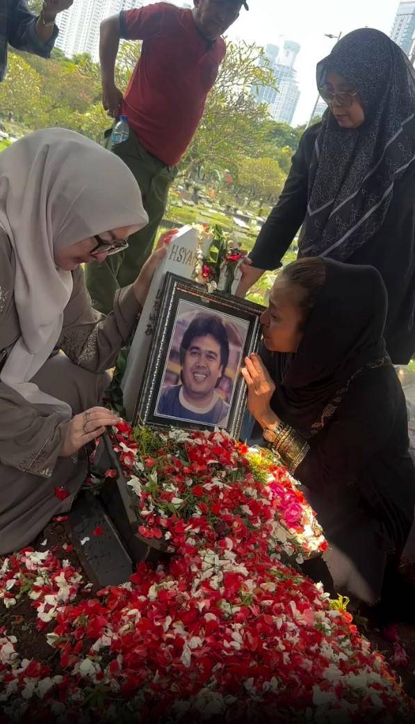 Pemakaman Ayah Liza Natalia