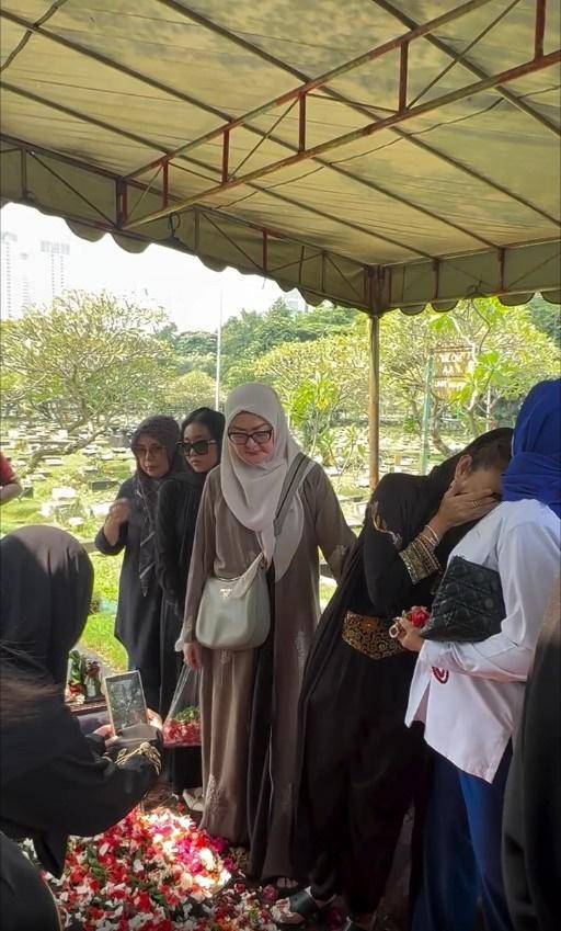 Pemakaman Ayah Liza Natalia