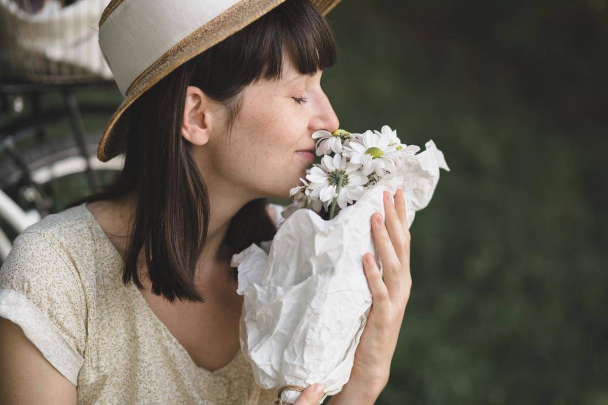 Ilustrasi wanita mencium aroma bunga (freepik.com/ArthurHidden)