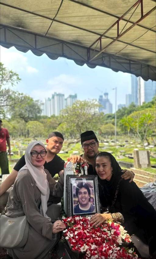 Pemakaman Ayah Liza Natalia