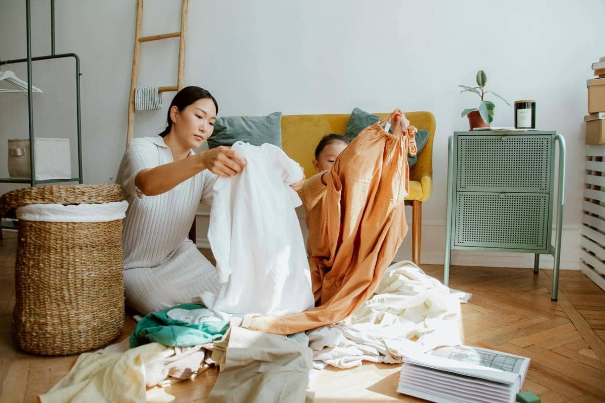 ilustrasi decluttering pakaian 
