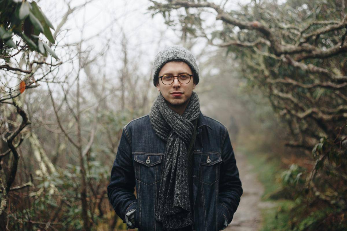 ilustrasi pria dengan scarf dan jaket denim (unsplash.com/Charis Gegelman)