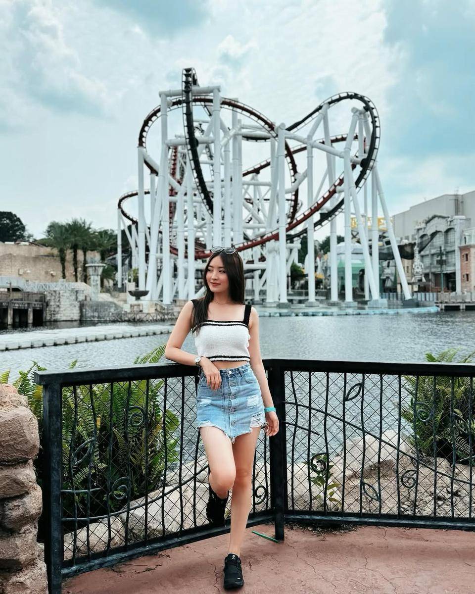 OOTD dengan mini skirt (instagram.com/natashawilona12)