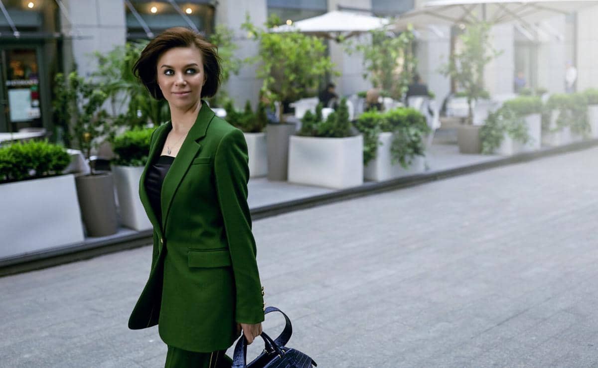 ilustrasi blazer warna emerald green (freepik.com/diana_mironenko)
