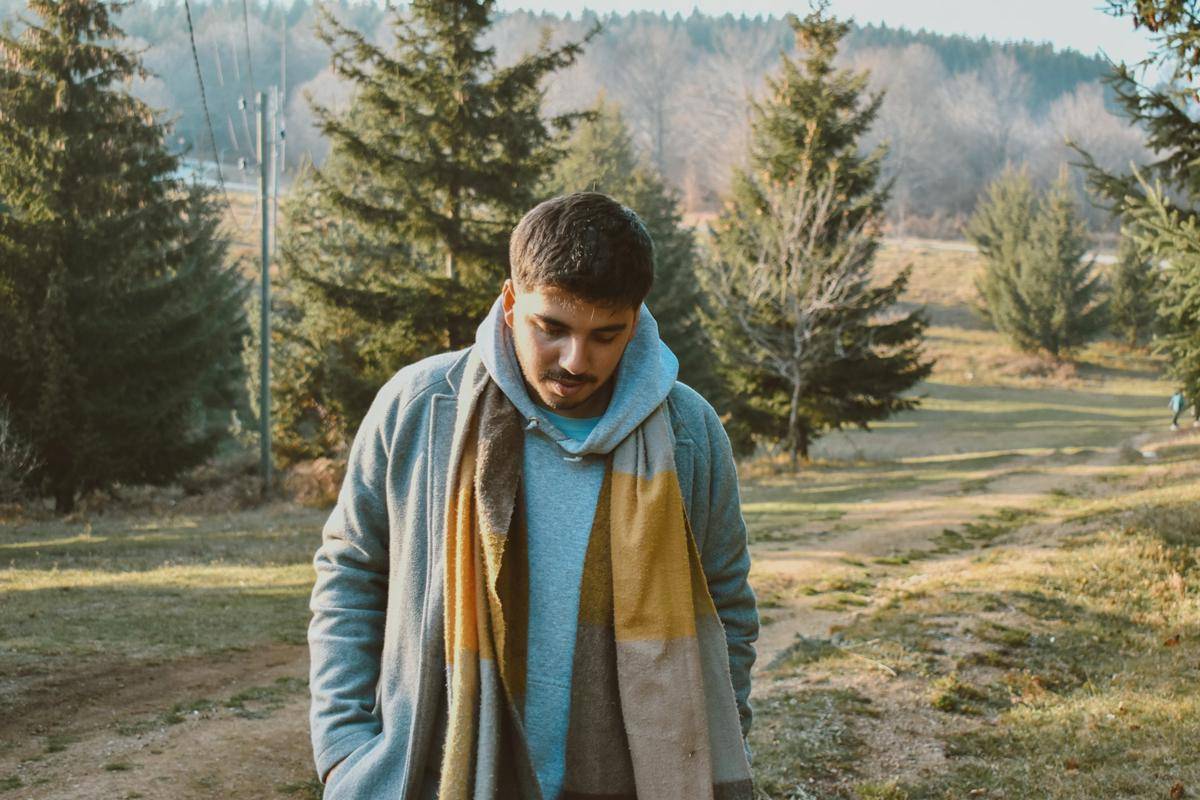 ilustrasi pria dengan scarf dan outerwear (unsplash.com/henor teneqja)