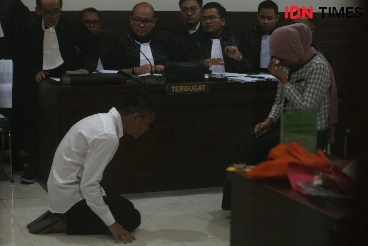 Terdakwa kecelakaan lalu lintas, Christiano Tarigan berlutut di hadapan ibu Argo Ericko