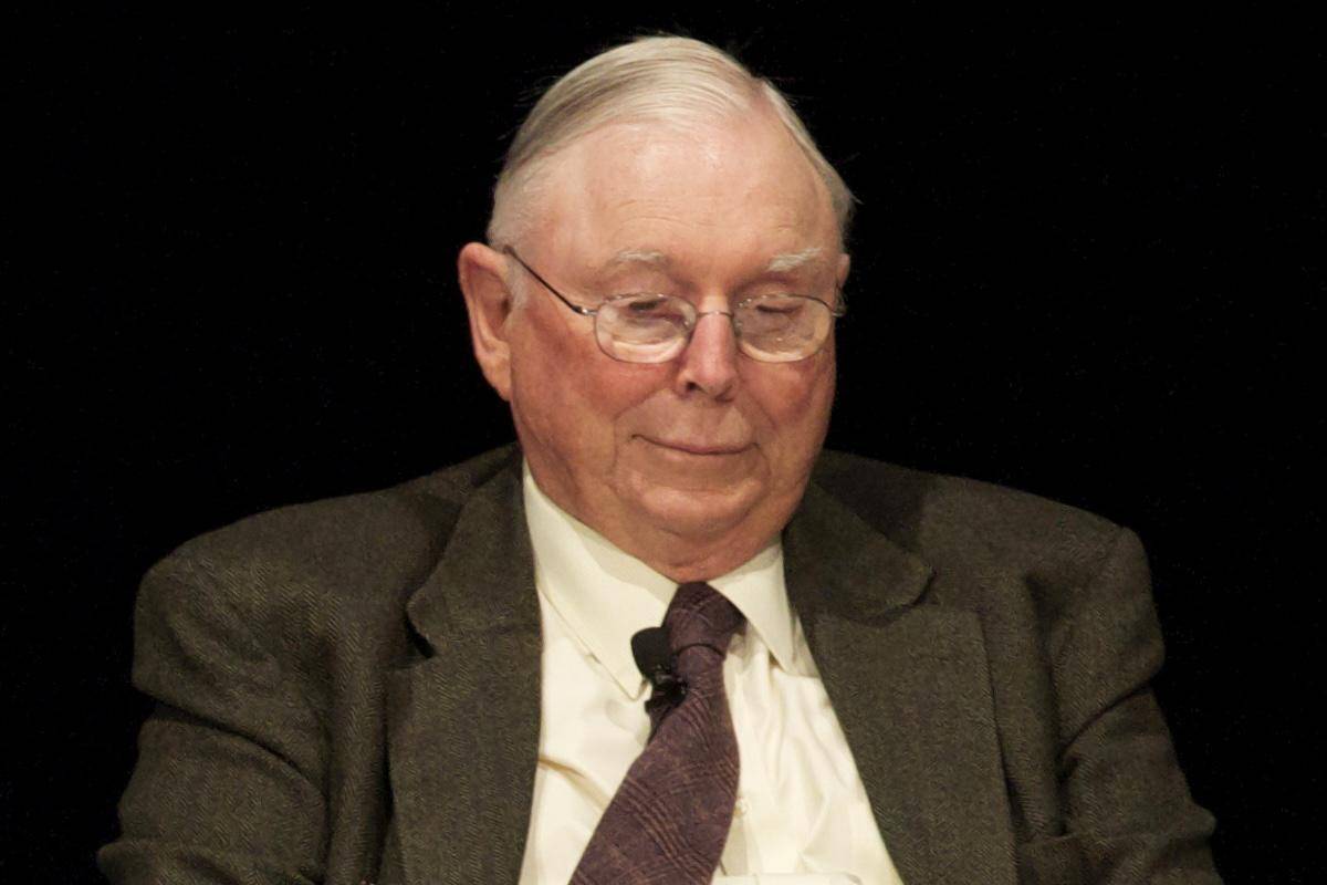 Sosok Charlie Munger, mitra Buffett yang wafat pada November 2023 di usia 99 tahun. (Nick Webb, Creative Commons Attribution 2.0 Generic license, via Wikimedia Commons)