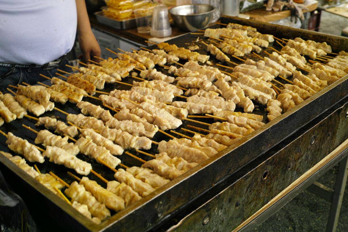 ilustrasi memanggang yakitori 