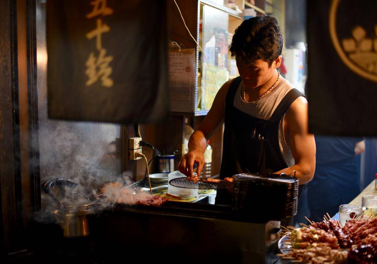 ilustrasi memanggang yakitori 