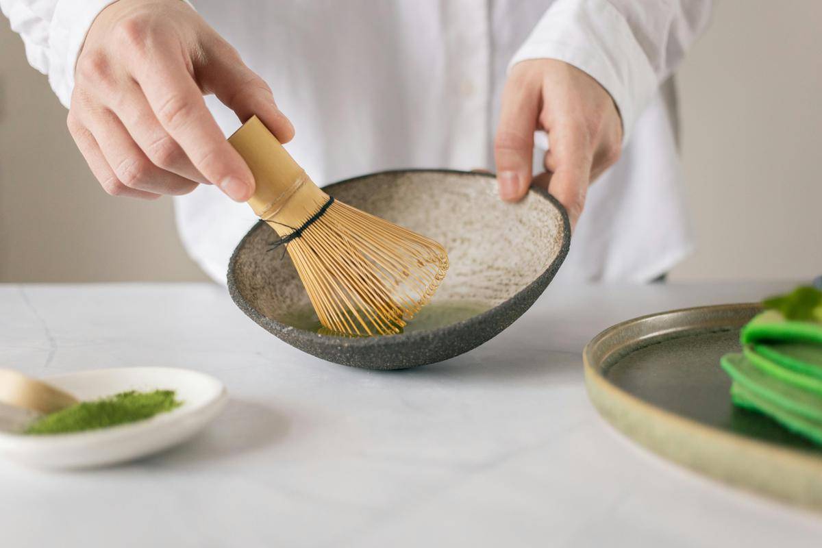 ilustrasi membuat matcha (pexels.com/Monstera Production)