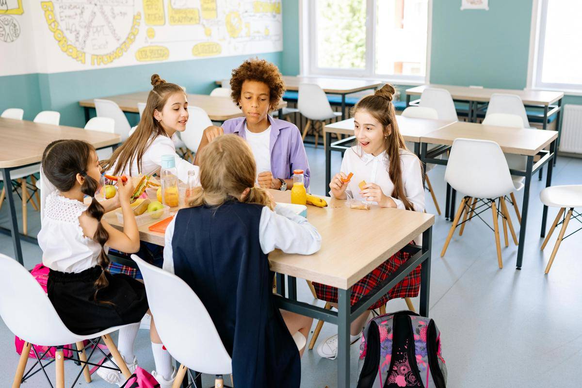 ilustrasi anak-anak sedang makan (pexels.com/Yan Krukau