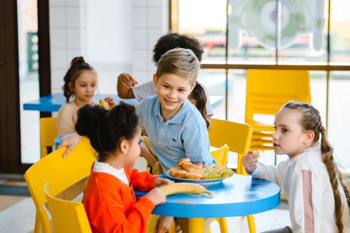 ilustrasi anak-anak sedang makan (pexels.com/Anastasia Shuraeva)