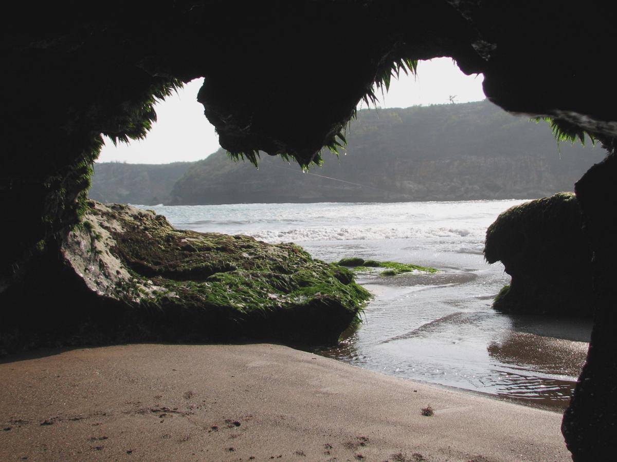 Pantai Baron, Gunung Kidul (commons.wikimedia.org/Aloysius Gonzaga S)
