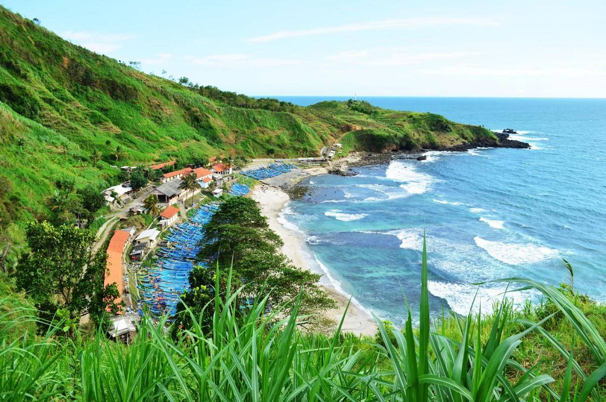 Pantai Menganti, Kebumen (commons.wikimedia.org/Nakkutosari)