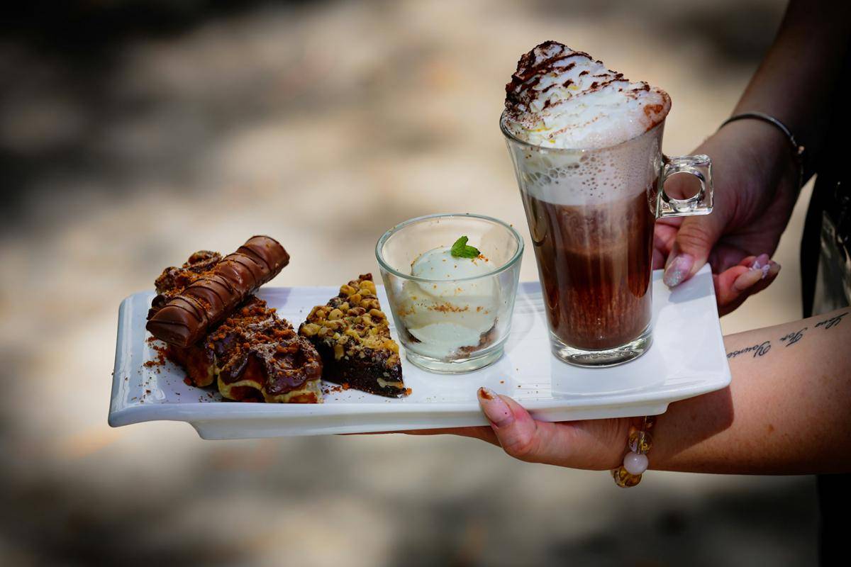 ilustrasi sajian dessert cafe (unsplash.com/Paras Kapoor)