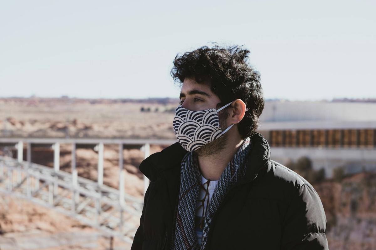 ilustrasi pria dengan scarf (unsplash.com/Parsoa Khorsand)