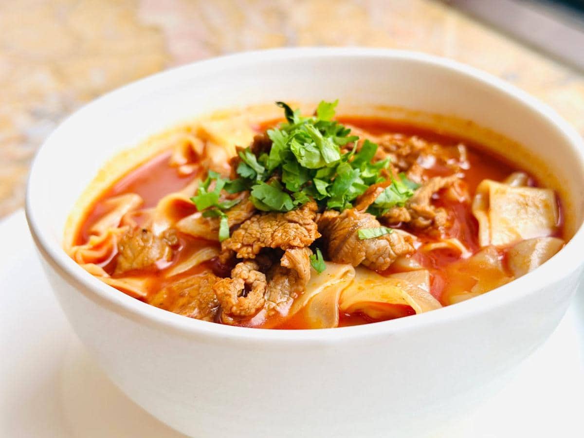 ilustrasi spicy beef noodle soup yang siap disajikan selagi hangat (pexels.com/颖 徐)