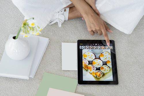 Ilustrasi foto produk di tablet (pexel.com/Hanna Pad)