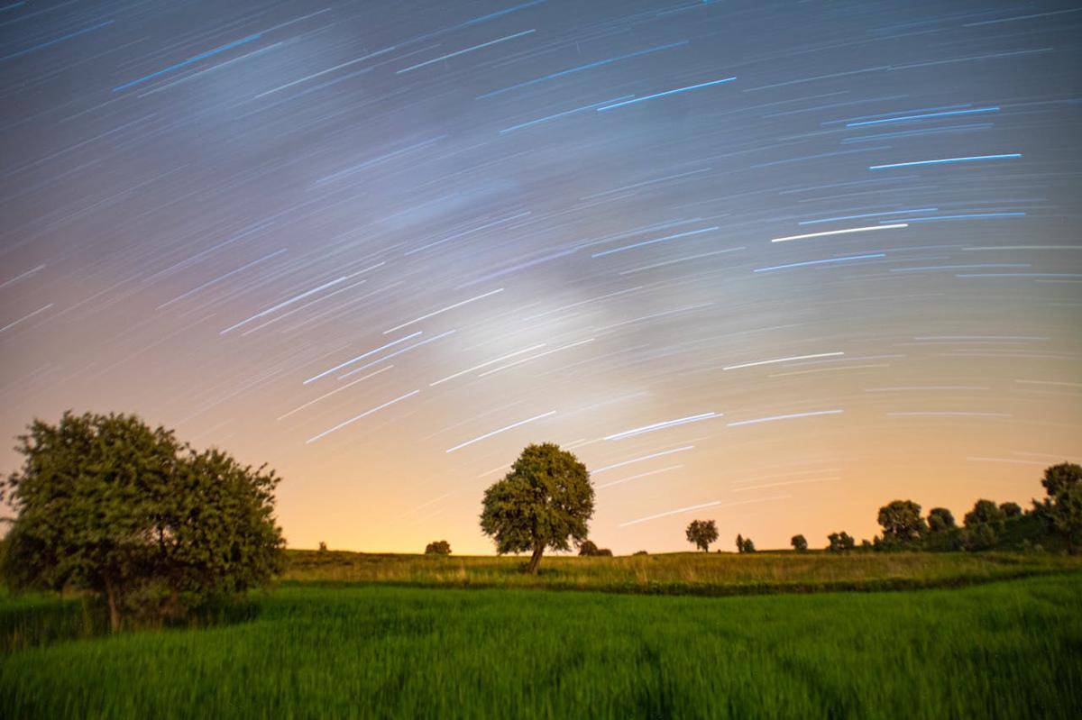 ilustrasi hujan meteor Daytime Sextantid