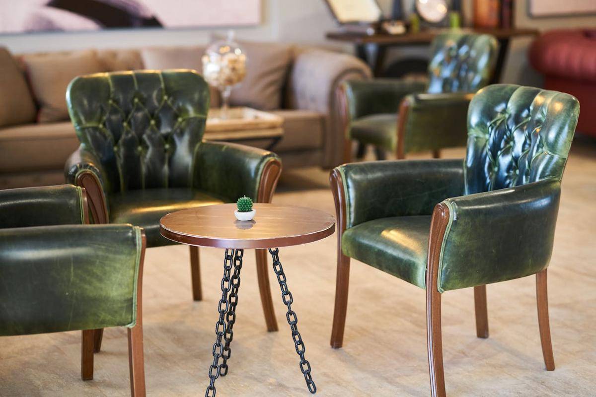 ilustrasi furnitur kayu dengan kaki ramping