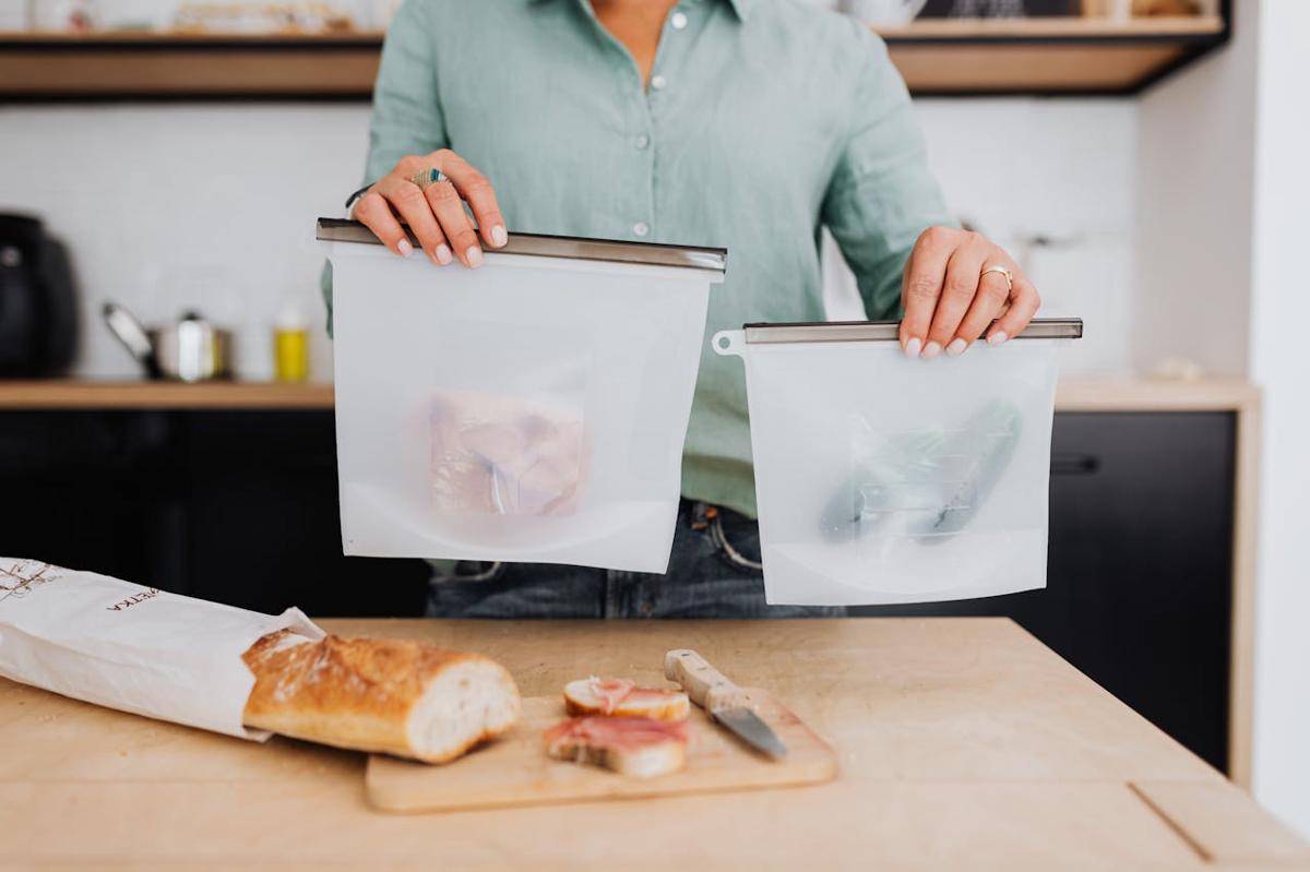 ilustrasi makanan dimasukkan ke dalam plastik ziplock 