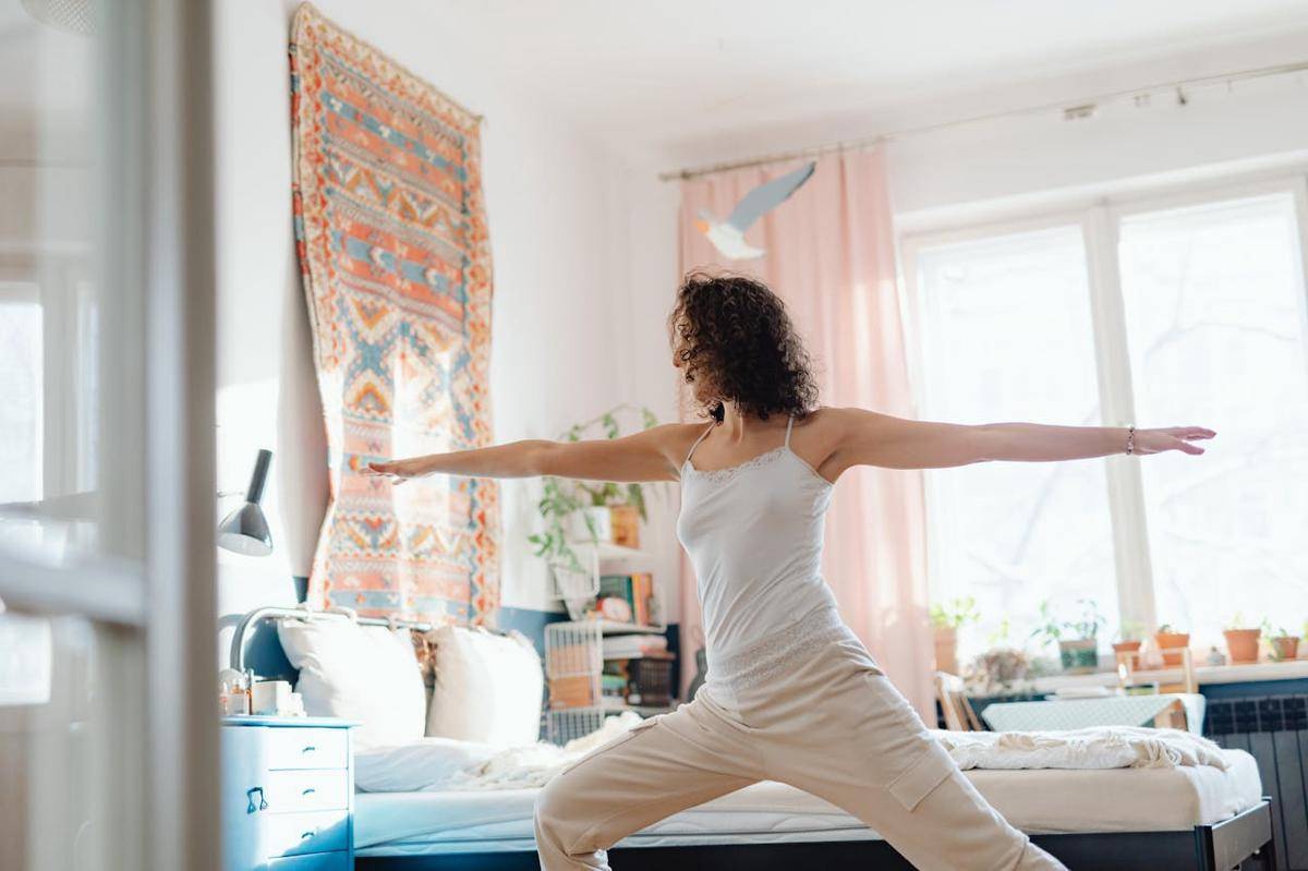 illustrasi yoga dengan aromaterapi tropis (pexels.com/Photo By: Kaboompics.com)