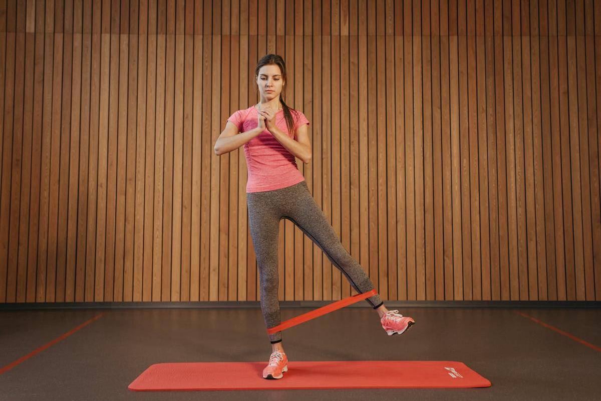 ilustrasi menggunakan resistance band (pexels.com/Pavel Danilyuk)