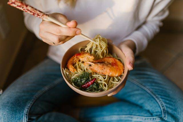 ilustrasi mie dan udang (pexels.com/RDNE Stock project)