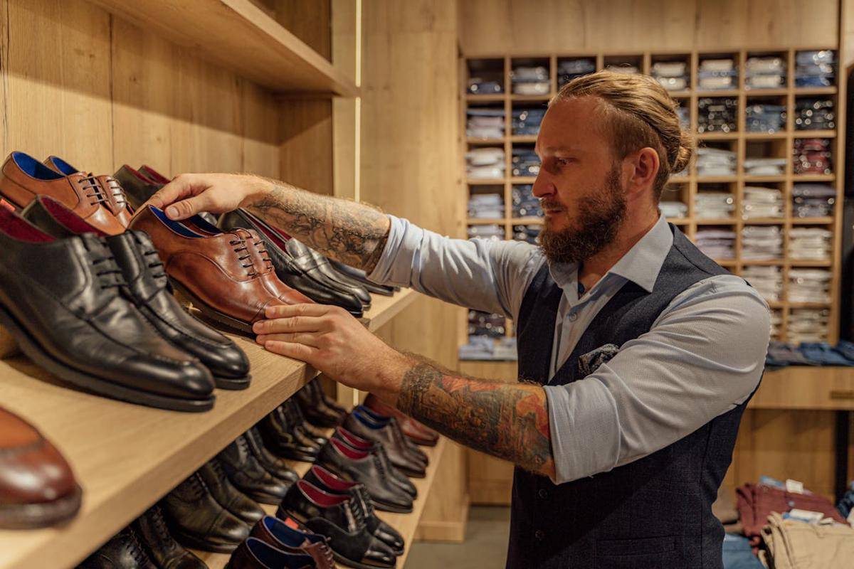 ilustrasi pria membeli sepatu (pexels.com/Antoni Shkraba Studio)