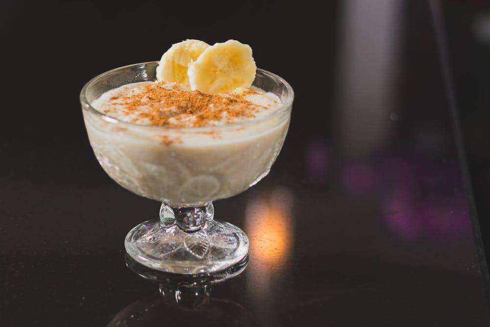 ilustrasi banana cinnamon panna cotta 