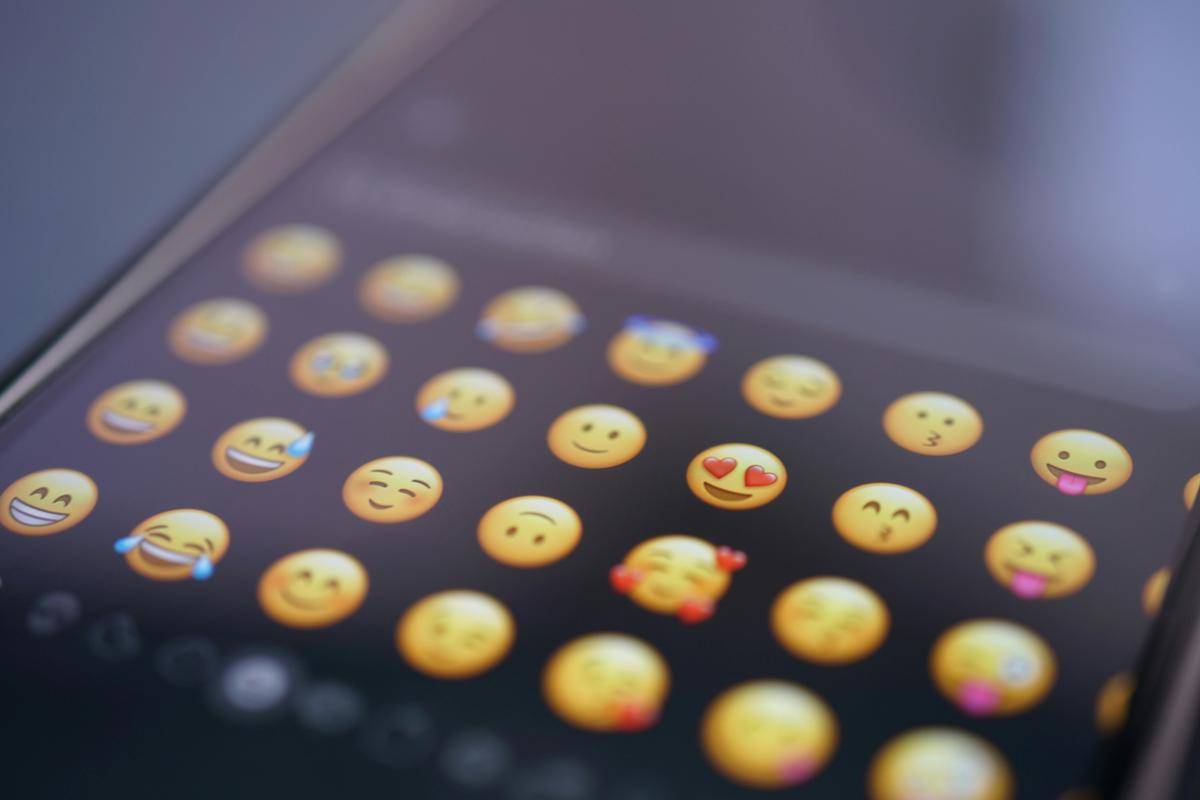 Emoji 🙃 Artinya 