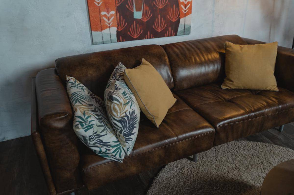 ilustrasi sofa kulit cokelat 
