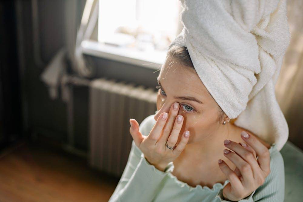 ilustrasi wanita memakai eye cream (pexels.com/Yan Krukau)
