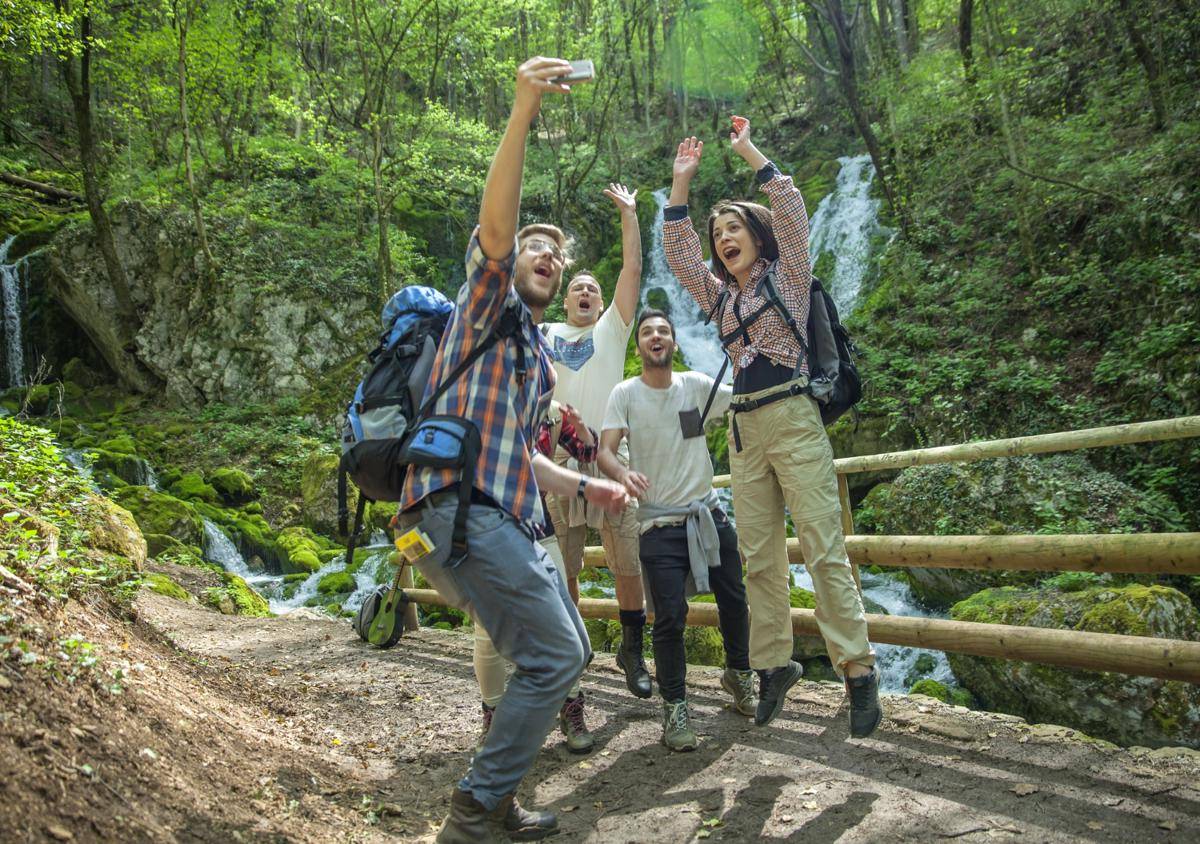 ilustrasi grup traveler