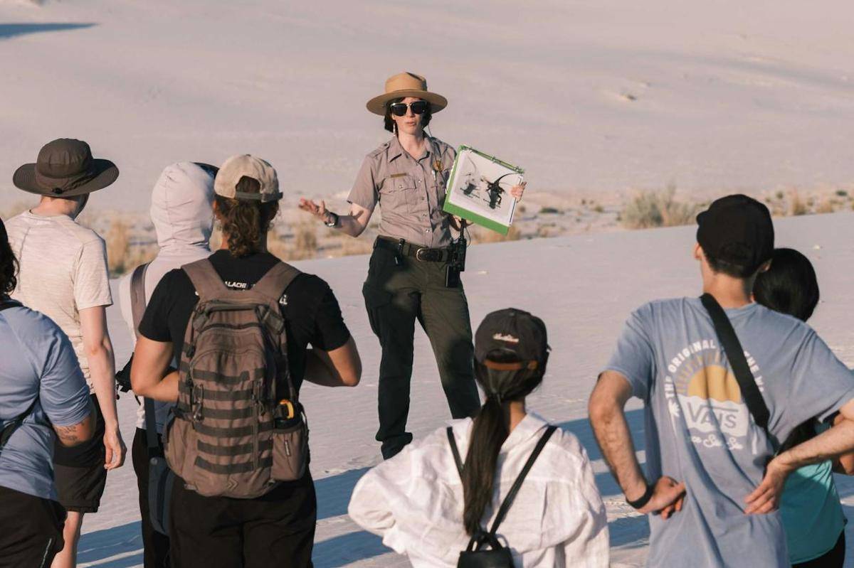 ilustrasi tour guide dan para turis 